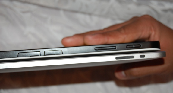 Apple iPad vs Samsung Galaxy Tab Comparison Pics